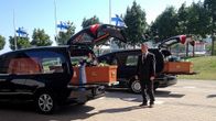 kaksi ruumisautoa joissa ruumisarkku