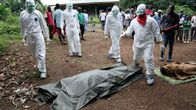 Liberialaiset terveystyöntekijät valmistelevat Ebola-virukseen kuolleiden hautausta Monrovian lähistöllä 6. elokuuta 2014. 