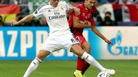 Real Madridin Toni Kroos (vas.) ja Sevillan Denis Suárez (oik.) tavoittelevat palloa.