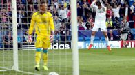 Sevillan maalivahti Beto kävelee hakemaan palloa verkosta. Maalin tehnyt Real Madridin Cristiano Ronaldo tuulettaa taustalla.
