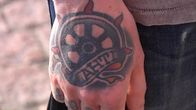 Lahden vaakuna tatuoituna.