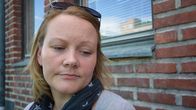 Katja Ravi katsoo alaviistoon.