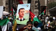 Bashar al-Assadin kuvakyltti väkijoukossa.