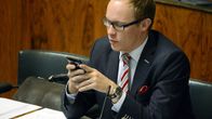 Kokoomuksen kansanedustaja Lasse Männistö käyttää matkapuhelintaan eduskunnan täysistunnossa Helsingissä 27. syyskuuta 2013.