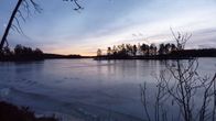 Jäinen järvi iltahämärässä.