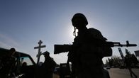 Ukrainan Azov -pataljoonan sotilaat pitivät taukoa taisteluiden jälkeen tarkastuspisteellä Mariupolissa, Ukrainassa torstaina.