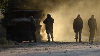 Ukrainalaissotilaat tarkastivat öisessä armeijan tarkastuspisteelle suunnatussa hyökkäyksessä tuhoutunutta armeijan ajoneuvoa Mariupolin lähistöllä 7. syyskuuta 2014. 