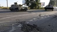 Ukrainalaistankkeja vartiossa yöllisten pommitusten jälkeen Venäjälle johtavan tien varrella Mariupolin lähistöllä 7. syyskuuta 2014. 