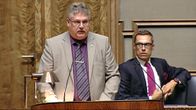 Perussuomalaisten kansanedustaja Isomo Soukola pitämässä puolueensa ryhmäpuheenvuoroa eduskunnassa.