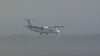FlyBen ATR 72 laskussa aamu-usvassa.