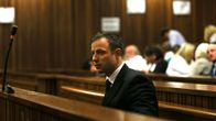 Oscar Pistorius istuu oikeussalissa.