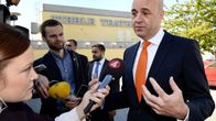 Pääministeri Fredrik Reinfeldt median haastattelussa äänestyspaikalla Tukholman Täbyssä 14. syyskuuta.