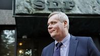 Antti Rinne kommentoi ydinvoimaesitystä SDP:n puoluetoimiston edessä Helsingissä maanantaina.