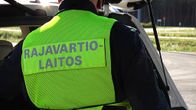 Rajavartija tutkii autoa Imatran raja-asemalla.