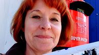 Marja Manninen pitää käsissään postipakettia