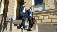 Vihreiden ministerit Ville Niinistö ja Pekka Haavisto poistuivat Valtioneuvoston linnasta.