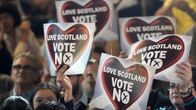 Skotlannin itsenäistymistä vastustavat pitivät "Ei" -kylttejä Glasgowssa, Skotlannissa keskiviikkona.
