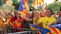 Katalonian itsenäisyyden kannattajat odottivat kokouksen tuloksia parlamenttitalon edustalla Barcelonassa perjantaina.