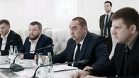 Separatistijohtajat Alexander Zakharchenko (vas.), Andrei Purgin (vas. kesk.) sekä Igor Plotnitsky (oik.kesk.) osallistuivat neuvotteluihin Minskissä 19. syyskuuta 2014. Kuvassa oikealla olevaa henkilöä ei ole identifioitu. 