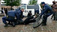 Poliisi ottaa kiinni mielensoittajia Rautatientorilla.