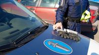 Poliisi ja poliisiauto. (kuva ei Torniosta, kuvateksti laitettu vaan juttua varten)