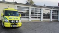 Kuvassa Keski-Pohjanmaan sairaanhoitopiirin ambulanssi Kokkolan pelastuslaitoksen pihassa