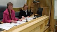 Kittilän kunnanvaltuuston puheenjohtaja Inkeri Yritys (vas.) ja kunnanjohtaja Anna Mäkelä