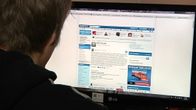 Tero Harju lukee internetistä kommentteja kolttiin liittyvistä stereotypioista