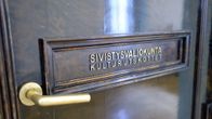 Sivistysvaliokunta-kyltti ovessa.