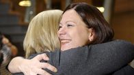 Kokoomuksen vanha puoluesihteeri Taru Tujunen (vas.) ja uudeksi puoluesihteeriksi valittu Minna Arve halasivat ennen Arven valintaa kokoomuksen puoluevaltuuston kokouksessa Helsingissä 4. lokakuuta 2014. 