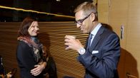 Kokoomuksen uudeksi puoluesihteeriksi todennäköisesti valittava Minna Arve (vas.) ja kokoomuksen puheenjohtaja Alexander Stubb puolueen puoluevaltuuston kokouksessa Helsingissä 4. lokakuuta 2014. 
