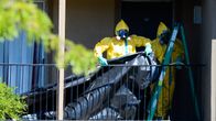 Suojapuvuin varustautuneet työmiehet peittivät muovilla asuntoa, jossa ebola-tartunnan saanut mies asui Dallasissa.