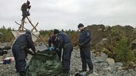 Poliisit purkivat Hanhikiven mielenosoittajien teltan 13.10.2014.