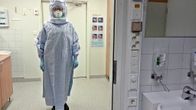 Ebolapotilaan hoitaja suojaa itsensä päästä varpaisiin.
