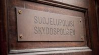 Suojelupoliisin eli Supon kyltti Helsingissä.