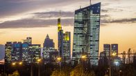 Euroopan keskuspankin uudisrakennus Frankfurtin illassa.