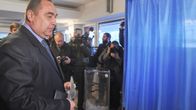 Igor Plonitski äänestämässä Luhanskissa, Ukrainassa 2. marraskuuta.
