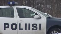 Poliisi istuu autossa