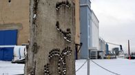 Kappale Berliinin muuria Kuopiossa talvimaisemassa.