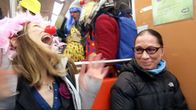 Klovneja Helsingin metrossa.
