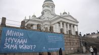 Mihin hyvään sinä uskot? -lause seurakuntavaaleista kertovassa mainoslakanassa Tuomiokirkon edustalla Senaatintorilla Helsingissä 28. lokakuuta 2014.