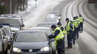 Poliisi puhalluttaa autokuskeja Nokialla.