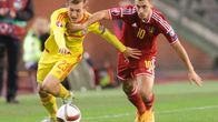 Walesin George Williams (vas.) ja Belgian Eden Hazard (oik.) tavoittelevat palloa.