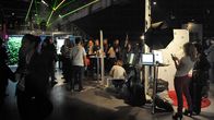 Startup-yritykset esittelevät kävijöille ideoitaan omilla esittelypisteillään.