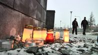 Kynttilöitä kadunvarrella.