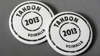 Sukupuolineutraalia avioliittolakia ajavan Tahdon 2013 -kampanjan  rintamerkkejä.