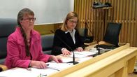 Kittilän kunnanvaltuuston puheenjohtaja Inkeri Yritys (vas.) ja erotettu kunnanjohtaja Anna Mäkelä