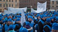 Poliiseja osoittamassa mieltä Senaatintorilla.