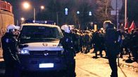 Kulkue etenee metrolle, poliisi seuraa tilannetta.