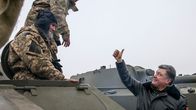 Ukrainan presidentti Petro Porošenko vieraili sotilatukikohdassa.
